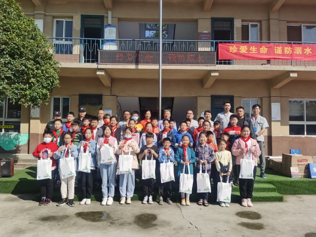 同韩村小学师生合影留念