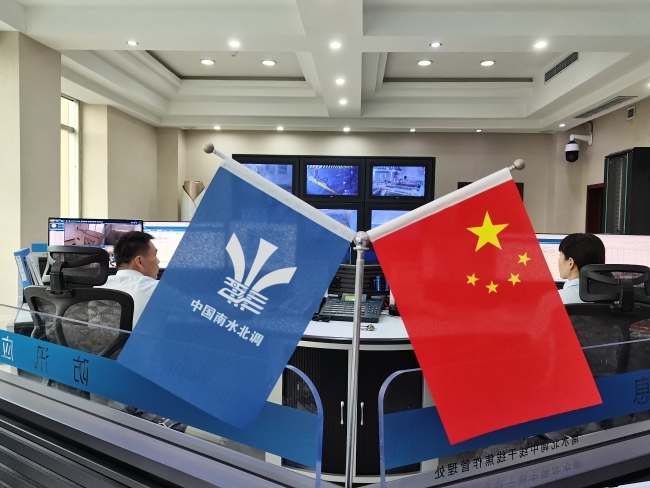 正在忙着线上巡查的值班人员-焦作管理处陈玲瑶摄