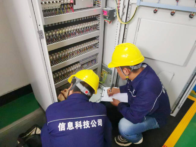 运维人员测量加热电缆阻值