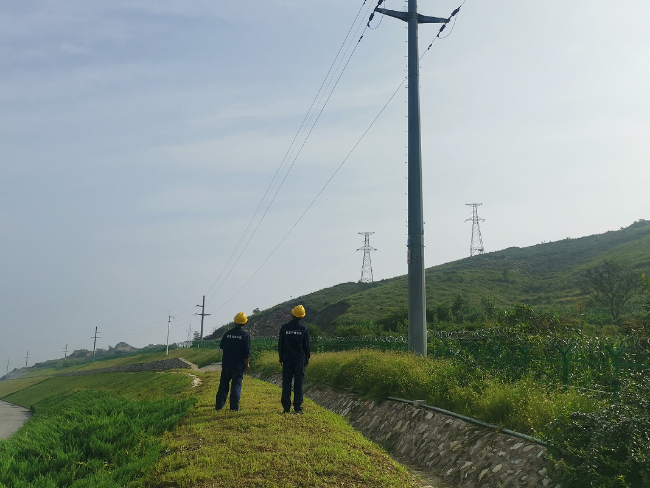 运维人员巡视架空线路