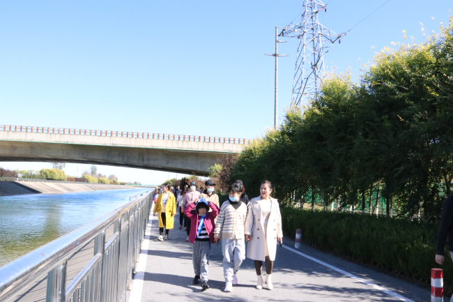 参观中线工程标准化渠道