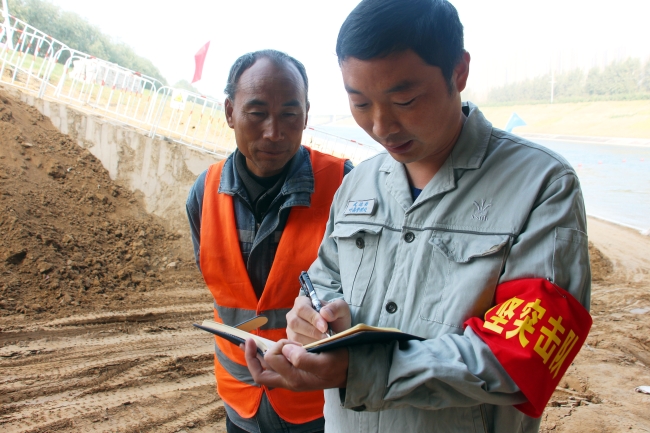 党员武运动向工友讲解施工工艺