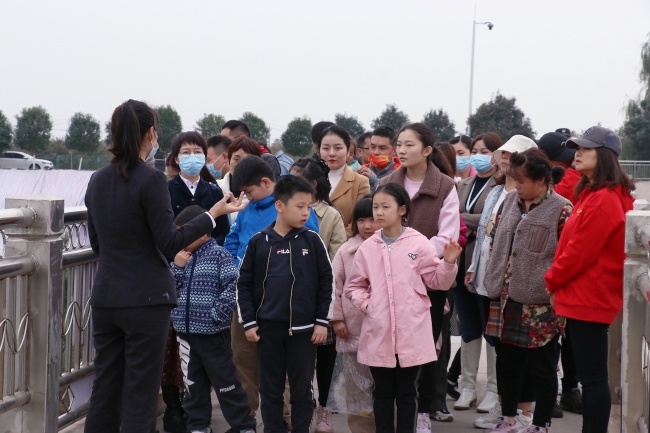贺梦云在彩虹桥为学生们讲解南水北调工程概况
