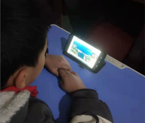 学生认真听讲