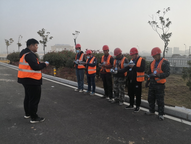 现场施工人员学习安全手册