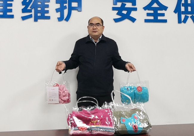 祝亚平与“恒爱行动”编织品的合影
