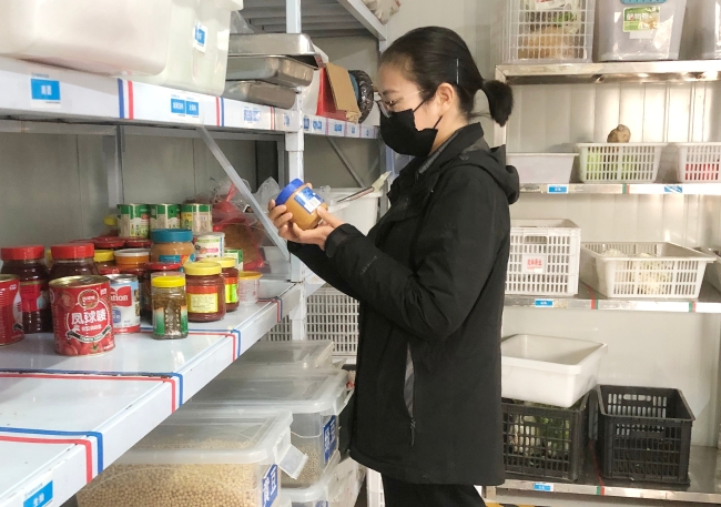 检查食堂材料新鲜度