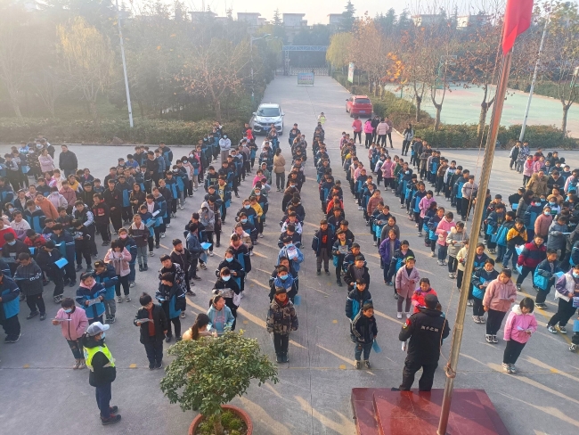 同学们正在操场集合等待宣讲队讲课