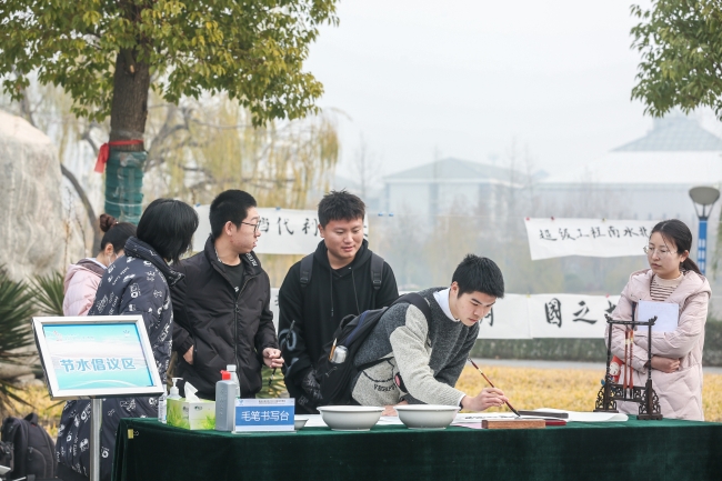 大学生用毛笔抒写发出节水倡议