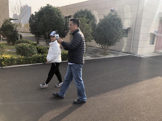调度科马文娟讲解机电巡查工作