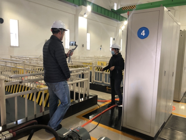 闸站值守人员马芮讲解日常维护工作