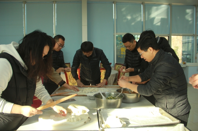 团结协作包水饺