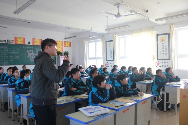 学生和讲师投入讲堂之中