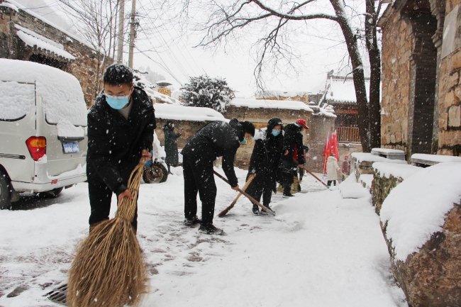 清扫路面积雪