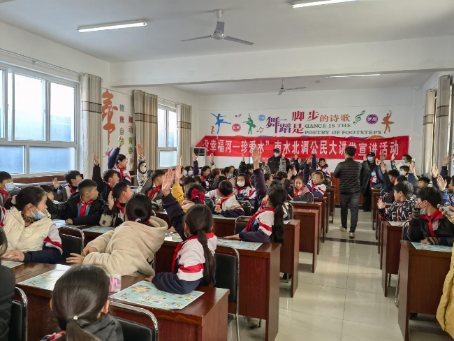 学生们踊跃回答问题