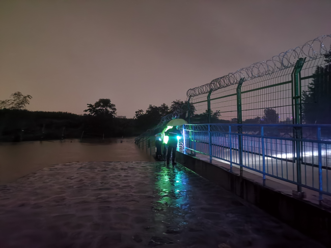 夜雨中的坚守者