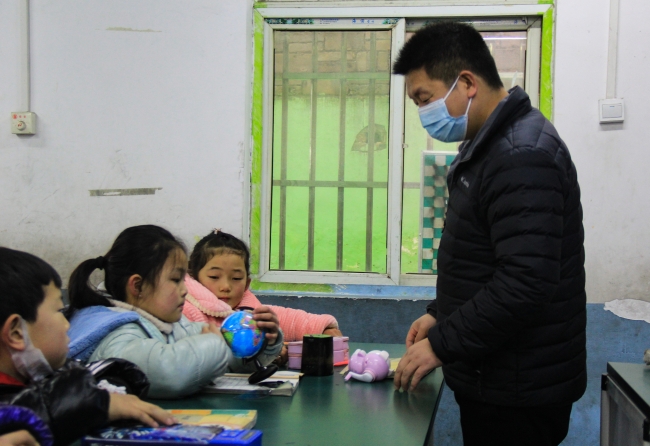 为学生送上地球仪