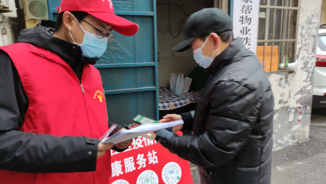 王颂在做信息登记工作
