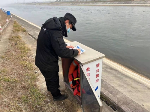 颍河驻点刘斌排查救生箱设备 (2)