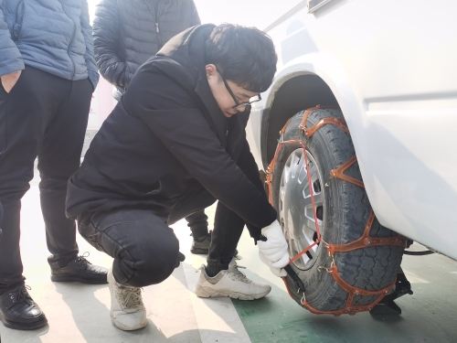 驾驶员练习拆装防滑链