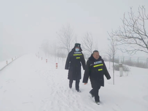 加固值守人员雪中巡视
