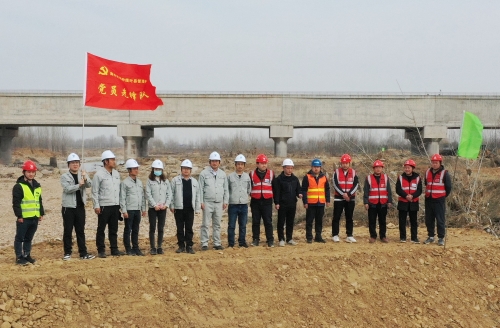 党员先锋队旗飘扬在施工一线