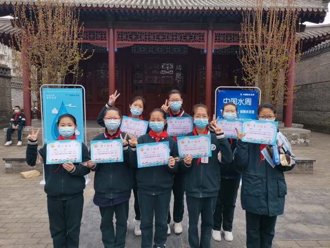 给初一学生颁发南水北调小使者称号 给初一学生颁发南水北调小使者称号