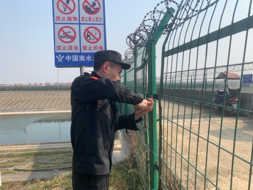 安保人员维修围网