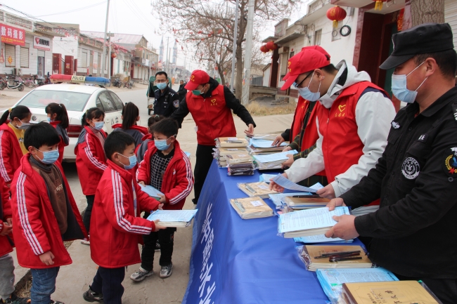 向同学们发放文具宣传品 向同学们发放文具宣传品