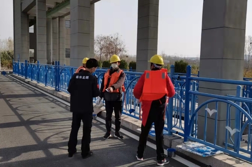 安保人员检查渠道内施工人员证件1