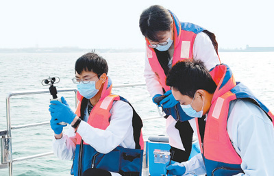 河南省南水北调中线渠首生态环境监测中心工作人员在淅川县水库取样监测水质。朱佩娴 杨振辉摄影报道