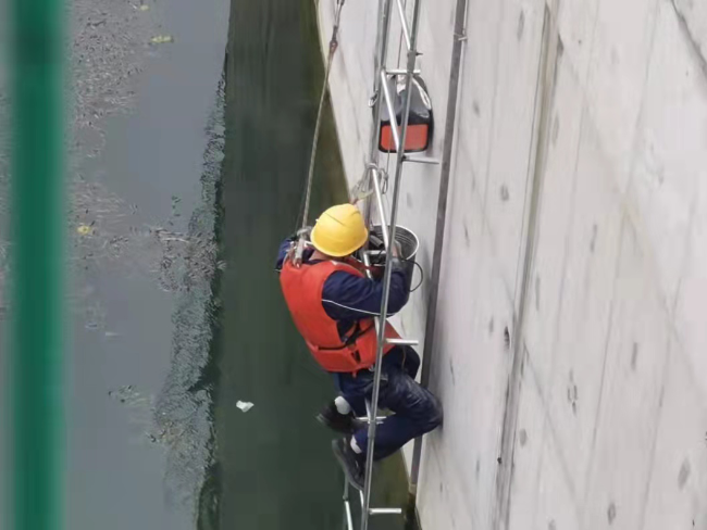 工作中的谢明阳 工作中的谢明阳