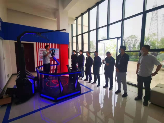 4.中线公司特别策划典型事故伤害VR体验活动，结合现场作业特点，让职工亲身体验脚手架坍塌、安全带脱钩事故造成的伤害，切实增强职工的安全意识。