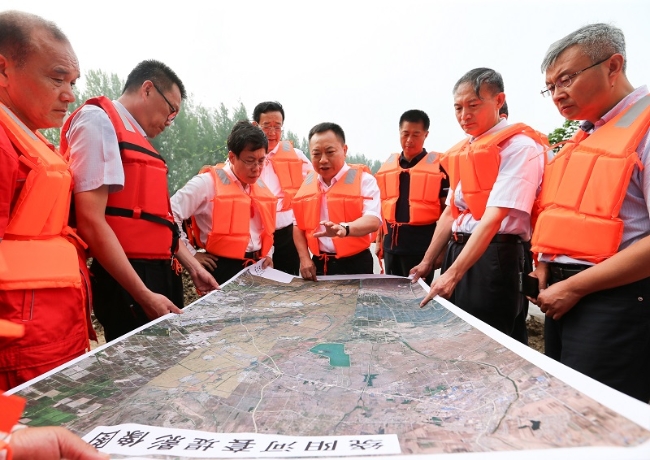 李国英在绕阳河决口堤段会商部署封堵抢险工作