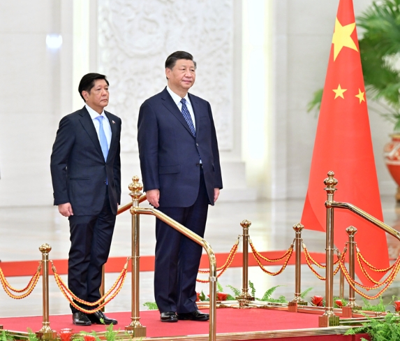 1月4日,国家主席习近平在北京人民大会堂同来华进行国事访问的菲律宾总统马科斯举行会谈。这是会谈前,习近平在人民大会堂北大厅为马科斯举行欢迎仪式。新华社记者 岳月伟 摄 1月4日,国家主席习近平在北京人民大会堂同来华进行国事访问的菲律宾总统马科斯举行会谈。这是会谈前,习近平在人民大会堂北大厅为马科斯举行欢迎仪式。新华社记者 岳月伟 摄