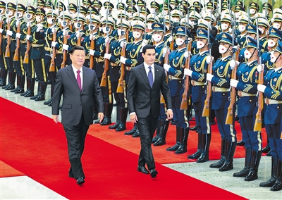 一月六日,国家主席习近平在北京人民大会堂同来华进行国事访问的土库曼斯坦总统谢尔达尔·别尔德穆哈梅多夫举行会谈。这是会谈前,习近平在人民大会堂北大厅为谢尔达尔·别尔德穆哈梅多夫举行欢迎仪式。2 一月六日,国家主席习近平在北京人民大会堂同来华进行国事访问的土库曼斯坦总统谢尔达尔·别尔德穆哈梅多夫举行会谈。这是会谈前,习近平在人民大会堂北大厅为谢尔达尔·别尔德穆哈梅多夫举行欢迎仪式。2