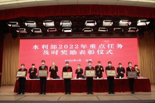 部领导为在三项重点任务中作出重大贡献的记三等功（记功）集体代表颁发奖牌