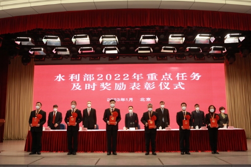 部领导为在水利基础设施建设重点任务中作出重大贡献的记三等功个人代表佩戴奖章、颁发证书