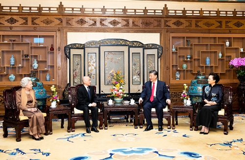 2月24日，国家主席习近平和夫人彭丽媛在北京钓鱼台国宾馆养源斋亲切会见柬埔寨国王西哈莫尼和太后莫尼列。
