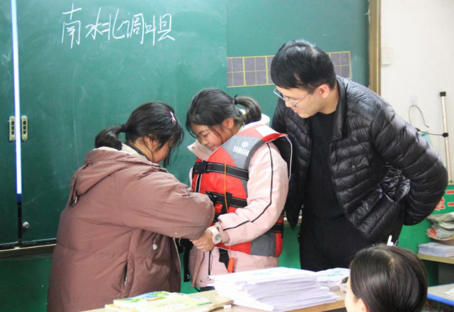 练习穿戴救生衣