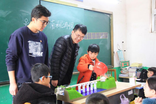 邀请学生进行渡槽引水