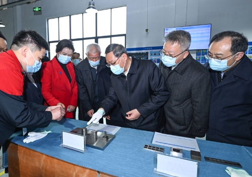 　　3月21日至22日，中共中央政治局常委、国务院总理李强在湖南调研并主持召开先进制造业发展座谈会。这是3月22日，李强在长沙蓝思科技股份有限公司调研。新华社记者 饶爱民 摄