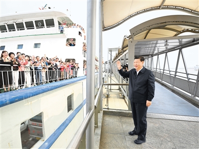 4月10日至13日，中共中央总书记、国家主席、中央军委主席习近平在广东考察。这是10日下午，习近平在湛江市徐闻县徐闻港泊位码头，向船上的旅客挥手致意。